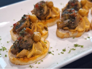 Crostinis with Hummus and Garlic Mushrooms (Vegan)