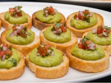 Crostini with avocado mousse and pico de gallo