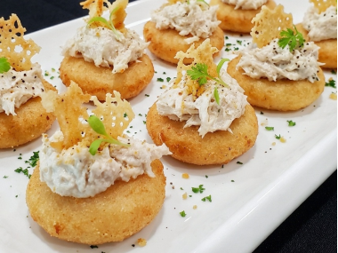 Bite-sized arepas with chicken and parmesan 