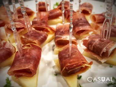 Serrano ham, manchego cheese and fig jelly in a skewer 